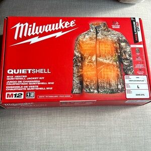 Brand New, never worn, Milwaukee M12 Heated QuietShell Jacket Kit Large